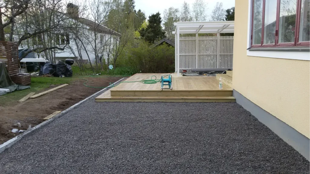 alt="Nowoczesny taras z termososny, deski skandynawskiej naturalny wygląd, odporność na warunki atmosferyczne"