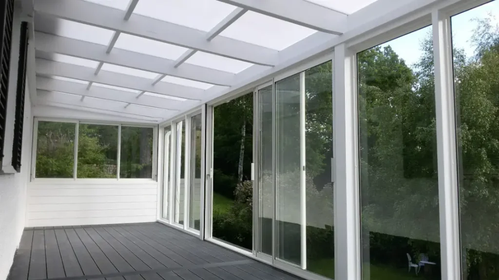 alt="Zabudowany taras z przeszklonymi drzwiami przesuwnymi – Łańcut"