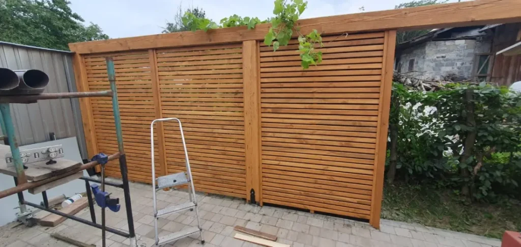 alt="Drewniany parawan tarasowy z pionową konstrukcją – montaż Rzeszów i okolice"