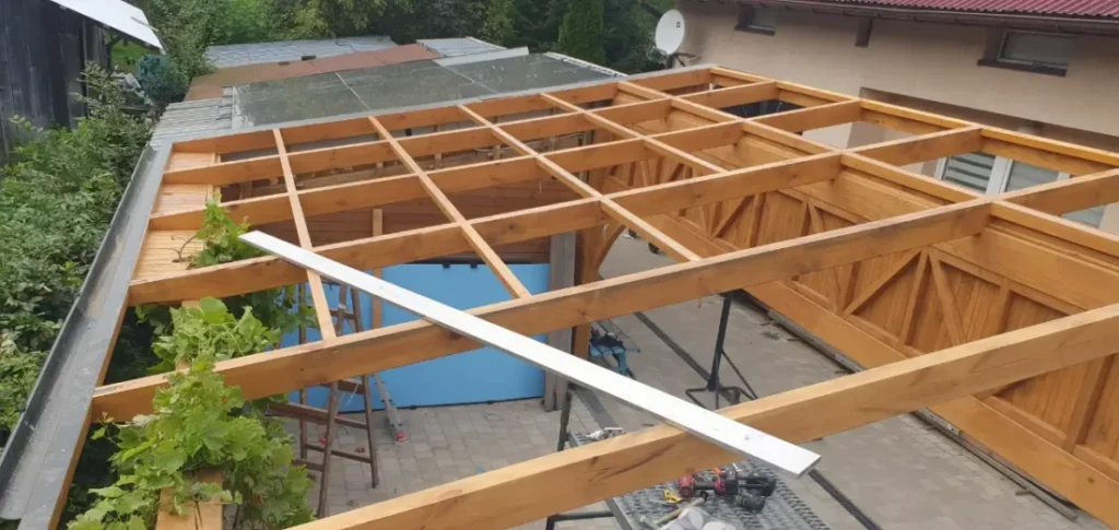 alt="Montaż drewnianej konstrukcji zadaszenia tarasu – Rzeszów i okolice"