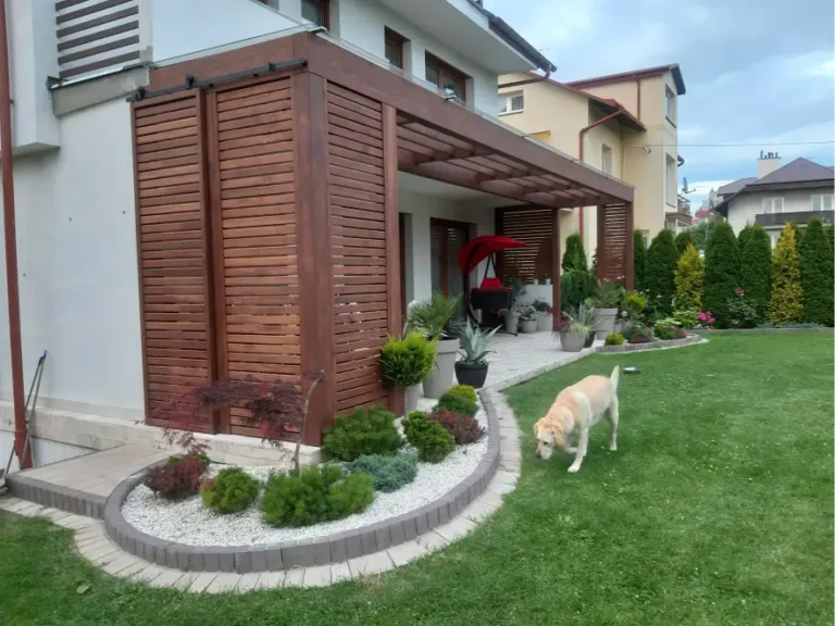alt="Gotowa pergola drewniana z funkcjonalnym zadaszeniem – projekt na wymiar"